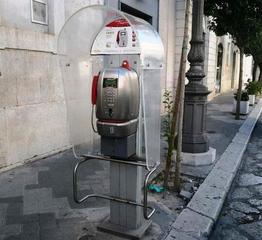 Trani, riparato il telefono pubblico del corso e Tim conferma: «Era stato vandalizzatato»