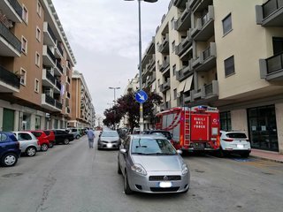 Trani soccorso in uno stabile di via Almirante: per penetrare in casa serve l'autoscala dei vigili del fuoco