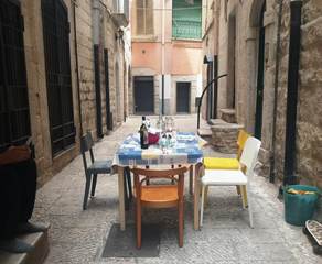 Trani, in vico San Basile arriva la cena anti movida: tavoli in strada e gli incivili vanno via. E ieri mattina si è replicato con il pranzo