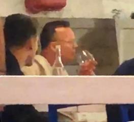 Un «salto» a Trani? Forse anche un progetto che la includa: Gigi D'Alessio cena in riva al mare acclamato dai fan