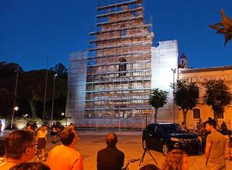 Trani, pappagallo spaventato si apposta sui ponteggi di San Domenico: vigili, curiosi e proprietario con fischietto in piazza Plebiscito