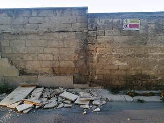 Trani, cede una grossa porzione di rivestimento murario in via Romito: interviene la Polizia locale su segnalazione dei residenti