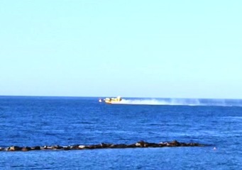 VIDEO. Incendio sulla Murgia, Canadair si rifornisce d'acqua a Trani