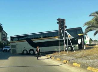 È successo ancora: bus incastrato a Trani centro e traffico in tilt già a prima mattina