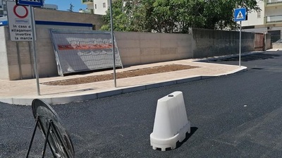 Oggi si inaugura l'ex strettoia. Ma il M5stelle protesta: «Allargamento di via Pozzopiano anche nei costi»