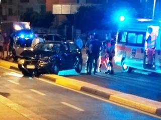 Auto contro il cordolo della ciclabile sul lungomare di Trani: ventenne ferita nell'impatto