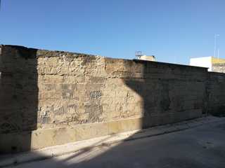 Trani, via Romito: dopo la caduta del rivestimento, messo in sicurezza il muro della proprietà privata. Ora a preoccupare è l'ex macello comunale