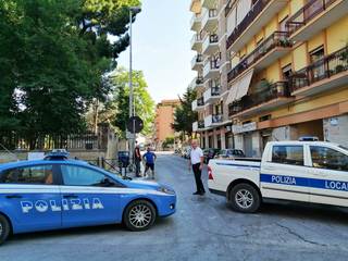 Camion travolge la sbarra del passaggio a livello di via Corato e va via: sul posto la polizia locale e i tecnici di Rfi