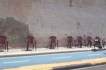 Il marciapiede di fronte all'Amet diventa una sala d'attesa, la denuncia di 