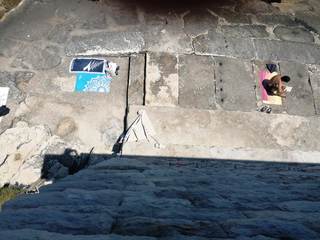 Trani, Monastero di Colonna: la lastra di pietra caduta perché spinta da ignoti. Alcuni giorni prima fu lanciato anche un tufo