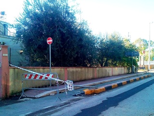 Trani, in via di Francia pista ciclabile ancora spietata: veicolo fuori controllo ne distrugge segnale e porzione di cordolo