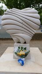 Trent'anni dalla morte del brigadiere Antonio Cezza: il sindaco Bottaro depone fiori sul monumento nella piazza a lui dedicata