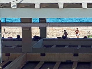 FOTO. Trani, fra degrado e pericoli l'ex sciala Torelli oggi è un lido abusivo