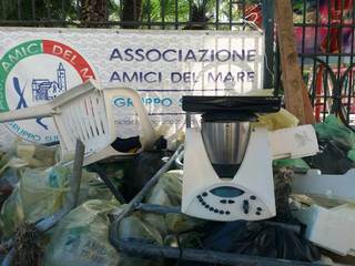 Il Bimby è caro? A Trani non per tutti: infatti, c'è chi lo butta in mare