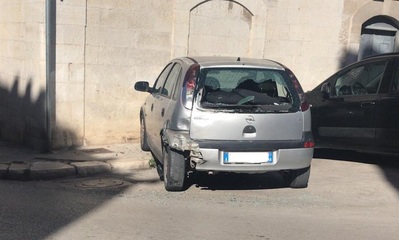 Trani, finisce contro un'auto parcheggiata in via Romito e fugge via: lunotto posteriore distrutto e danni alla carrozzeria