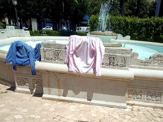 Piazza della Repubblica, la fontana ornamentale diventa uno stendipanni a cielo aperto