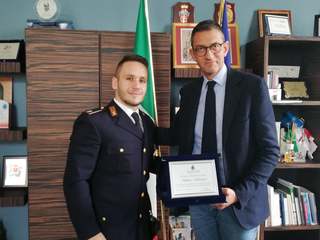 Salvò una coppia dal rogo della loro casa a Castrovillari, il poliziotto Stefano Fabriani riceve una targa di riconoscimento