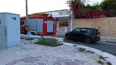 Principio d'incendio in un locale in via Tevere: nel tardo pomeriggio di ieri intervento di vigili del fuoco, polizia di Stato e polizia locale