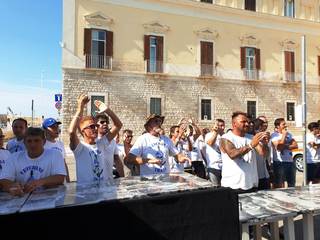 Tifo per il Trani, i Veterani scelgono la Sly e si piazzeranno in tribuna inferiore: «Vogliamo essere, non apparire»
