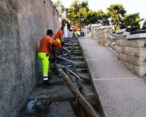 Trani, ripristinato da Amiu il corrimano vandalizzato a Colonna. Ferrante: «Abbiamo piccoli stupidi ed una grande azienda»