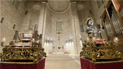 Trani, la domenica della festa patronale: messa in piazza Duomo presieduta da monsignor D'Ascenzo
