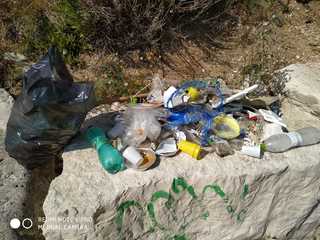 Trani, i bagnanti della seconda spiaggia si improvvisano operatori ecologici: «Fino all'anno scorso qui pulivano molto meglio»