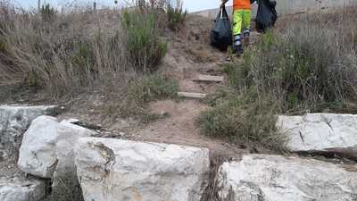 Trani, seconda spiaggia: scogliera tutta ripulita già stamattina. I bagnanti ringraziano Amiu