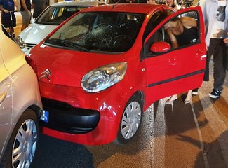 Trani, ragazza sbuca fra le vetture parcheggiate e viene investita: sfonda il parabrezza ma riporta solo qualche graffio e tanto spavento