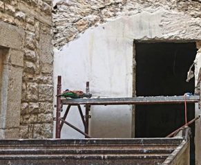 Trani, iniziati i lavori di riapertura dell'arco D'Angiò. Bottaro: «Facciamo rivivere un passaggio storico»