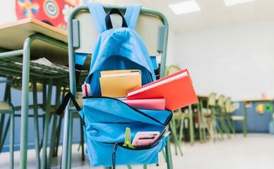 Scuola, il protocollo di sicurezza per la ripartenza: con i sintomi influenzali si resta a casa, ingressi e uscite differenziati