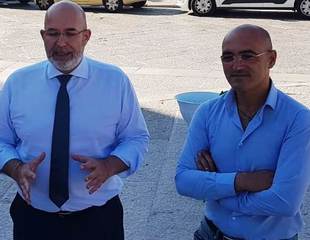 Il vice ministro Crimi in visita a Trani dopo la firma dei Patti: «Città bellissima, qui al porto sogno un bel mercato del pesce»