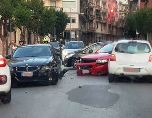 Trani, carambola di tre auto sul corso: un ferito e danni ingenti