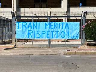 Caso Sly, i tifosi si radunano e sfogano la loro rabbia contro Quarto: «Trani merita rispetto»