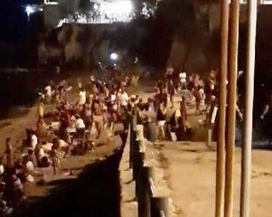 Nella notte dei desideri ad assembrarsi sono le persone: prese d'assalto le spiagge di Colonna e Scoglio di Frisio