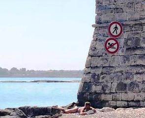 Muraglione della villa comunale di Trani a rischio: scatta il divieto di balneazione nella zona sottostante