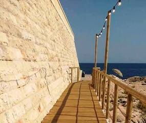 Trani, Monastero di Colonna: la pedana supera le barriere ma favorisce nuovo degrado: la denuncia dei bagnanti