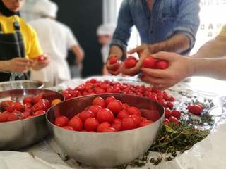 Ritrovare il piacere di preparare la salsa, l'iniziativa con gli studenti dell'IISS Moro di Trani