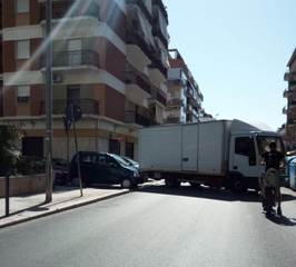 Trani, auto parcheggiata in pieno incrocio crea scompiglio per ore in via Malcangi: il conducente se ne va solo dopo la multa