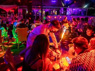 Richiuse per covid: da oggi non si balla più in discoteche e locali assimilati. E scatta l'obbligo della mascherina all'aperto dalle 18 alle 6