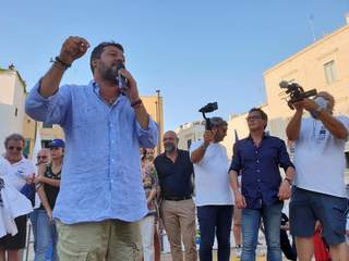 Salvini a Trani, bagno al mare e poi di folla nel comizio spettacolo: «Vinceremo tutto anche qui»