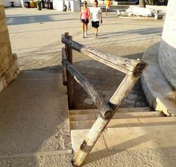 Trani, ci risiamo: il corrimano di Colonna nuovamente danneggiato dai vandali