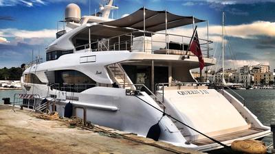 Porto di Trani, tappa italiana per il nuovissimo Queen J II: ospita israeliani ma è di fabbrica italiana. A portarli da noi, Nancy Dell'Olio