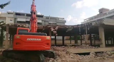 Trani, demolito dopo quarant'anni il rudere di via Vittorio: la parrocchia San Magno vi realizzerà un centro sportivo e di aggregazione