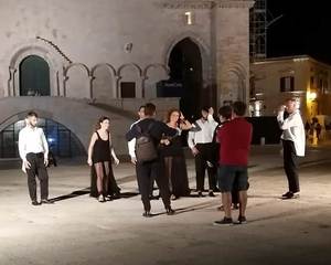 Anche una spicchio di Trani nella Notte della taranta: ieri sera, in piazza Duomo, le riprese che vedremo venerdì su Rai2