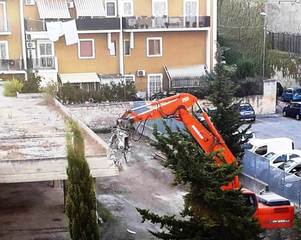 Trani, rustico demolito in via Di Vittorio. Bottaro: «Altro problema affrontato e risolto». Don Dino: «Ora candideremo il progetto al bando ministeriale»