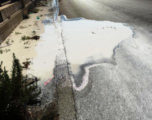 Trani, fanghi filtropressati da un chiusino lungo via Barletta: potrebbero provenire da una segheria