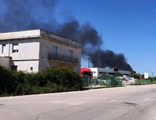 Trani, colonna di fumo nero lungo via Barletta: in fiamme rifiuti al di là della ferrovia
