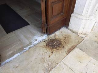 Chiazze di vomito e urina davanti alla chiesa del Carmine, rettore e comunità scrivono al sindaco di Trani: «La movida ci sta consumando giorno dopo giorno»