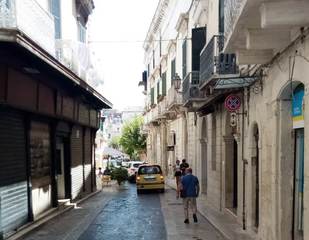 Via Mario Pagano, la Ztl si dimezza e alcuni commercianti insorgono: petizione al Comune di Trani per ripristinarla «h24»