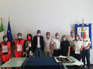 Polizia locale, attestati a tutti gli agenti per l'impegno anti-covid. E sette encomi, fra vigili e soccorritori Oer, per il salvataggio di un uomo